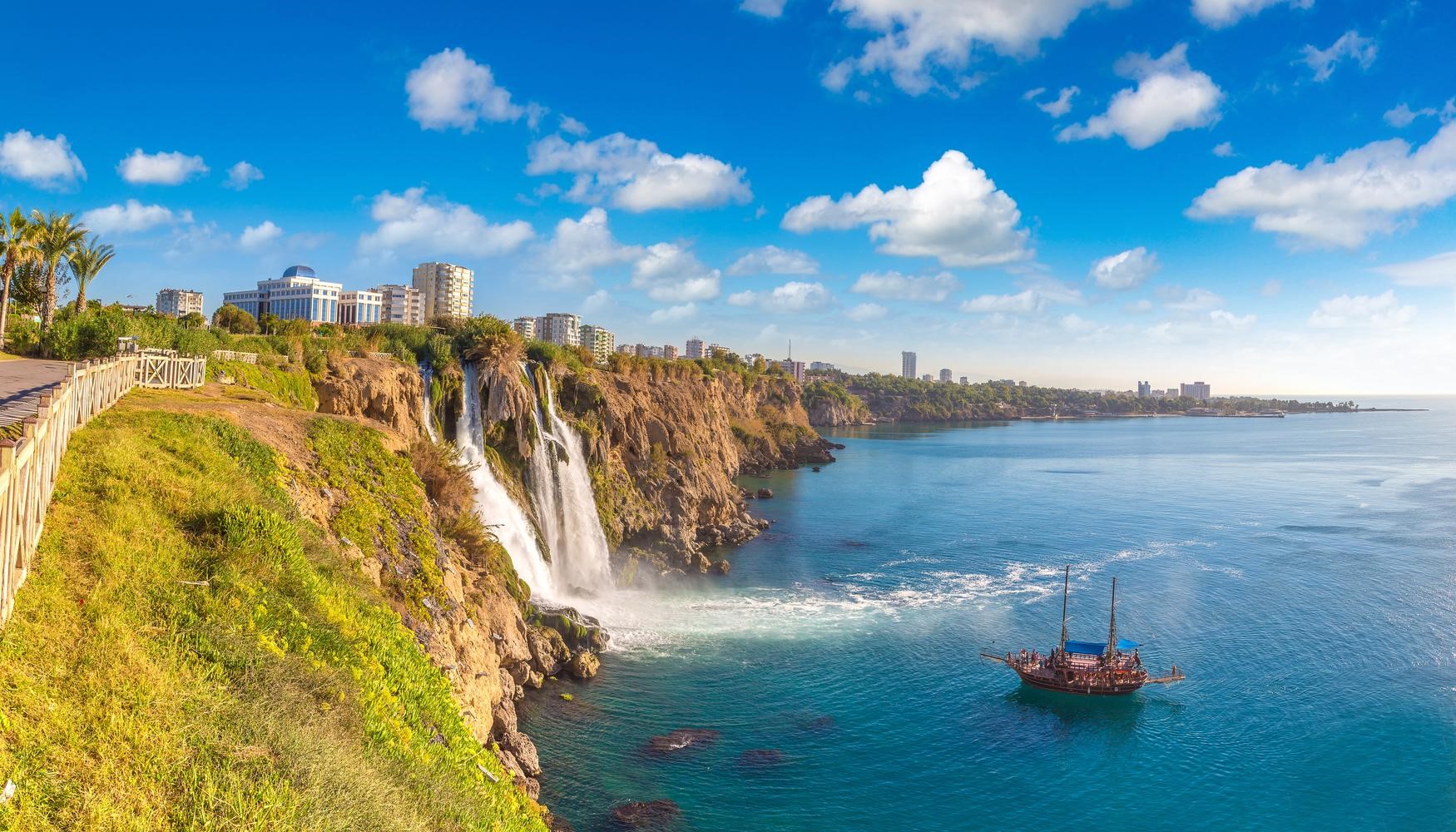 Antalya deniz, güneş, tarih ve doğanın uyum içinde mükemmel bütünleştiği bir şehirdir.